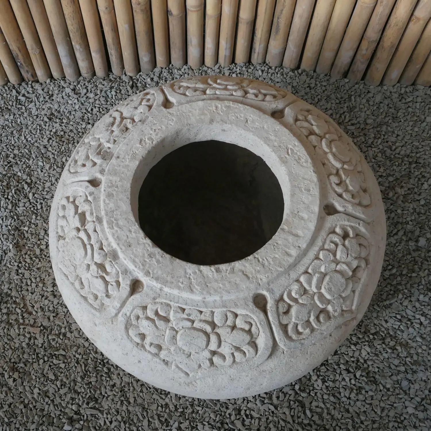 Artikelbild 8 des Artikels “Flacher runder Topf im balinesischen Stil, mit Schnitzereien - 70cm Durchmesser, 45 cm Höhe, Taro-Sand “